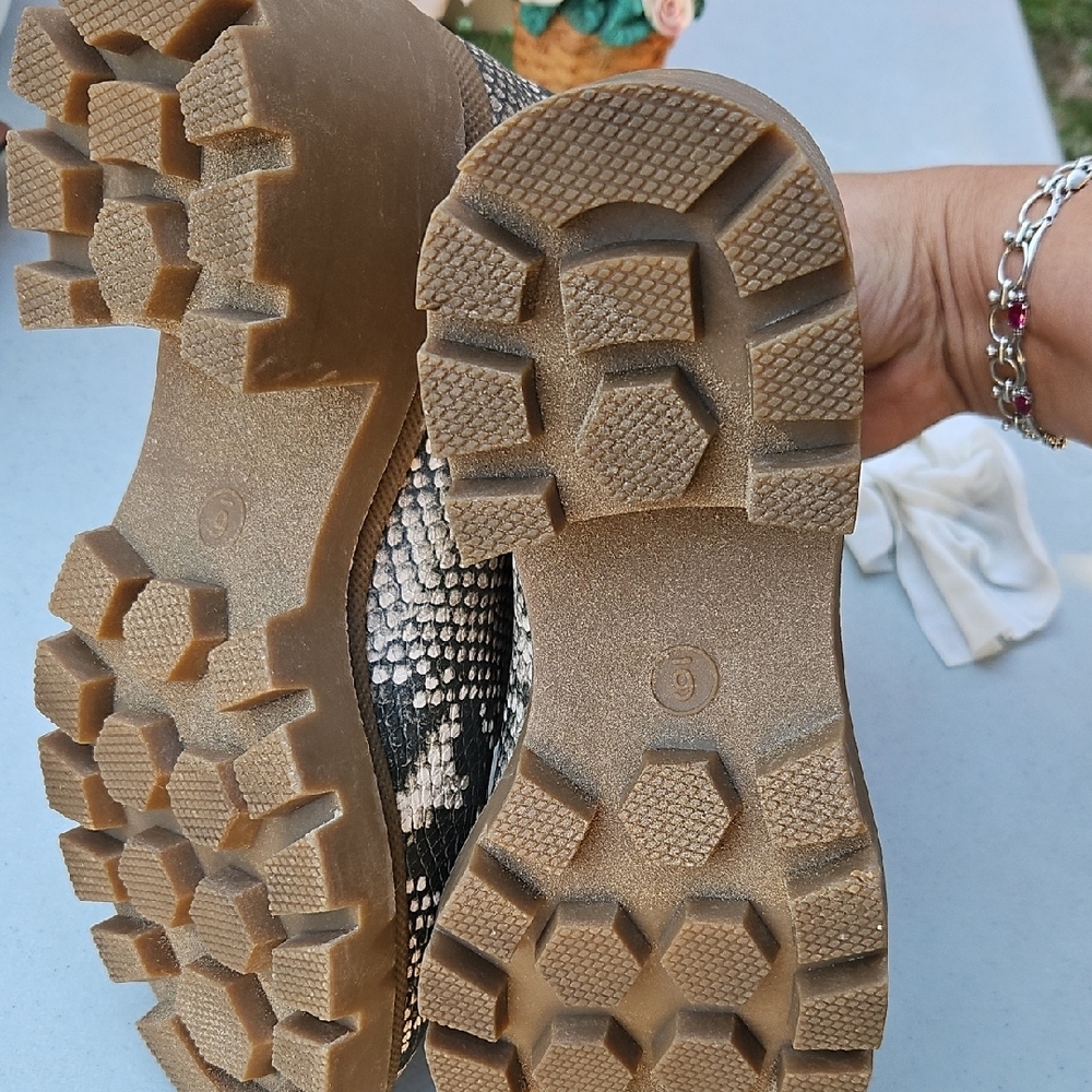 Chic Snakeskin Pattern Ankle Boots - Picture 6 of 8